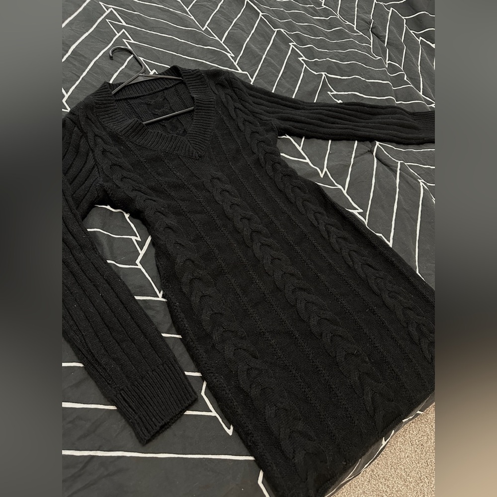 Black cable knit sweater dress, warm and thick faux-wool material, size M 🖤